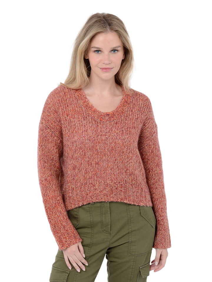 Front facing shot of model wearing Gaetana in prairie. The sweater is oversized and cropped and made of cashmere, wool, nylon and silk. The color of the sweater comes from marled yarns and the sweater has a high-low hem.
